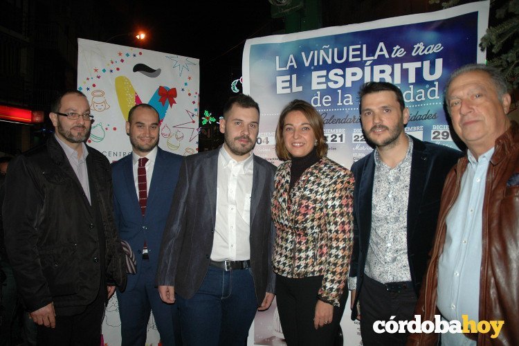 La alcaldesa, varios concejales y representantes del comercio en La Viñuela