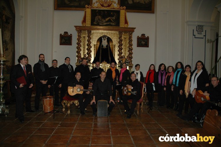 El coro yerbabuena ha actuado en el Pregón de Navidad. A la izda. el pregonero Manuel Serrano