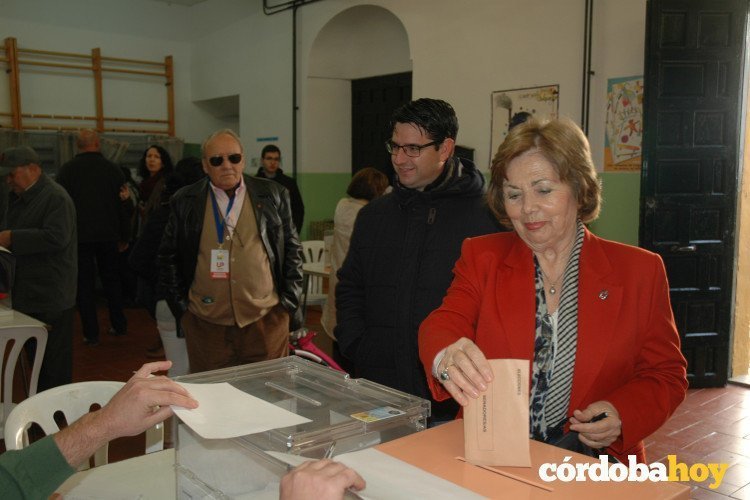 La candidata de IU-Unidad Popular, Antonia Parrado, votando en el colegio de la calle Muñices