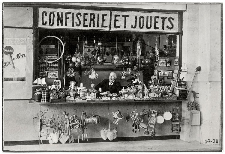 georges-melies-a-la-seva-botiga-de-joguines-de-l-estacio-de-montparnasse-c-1930-la-cinematheque-francaise-foto-stephane-da