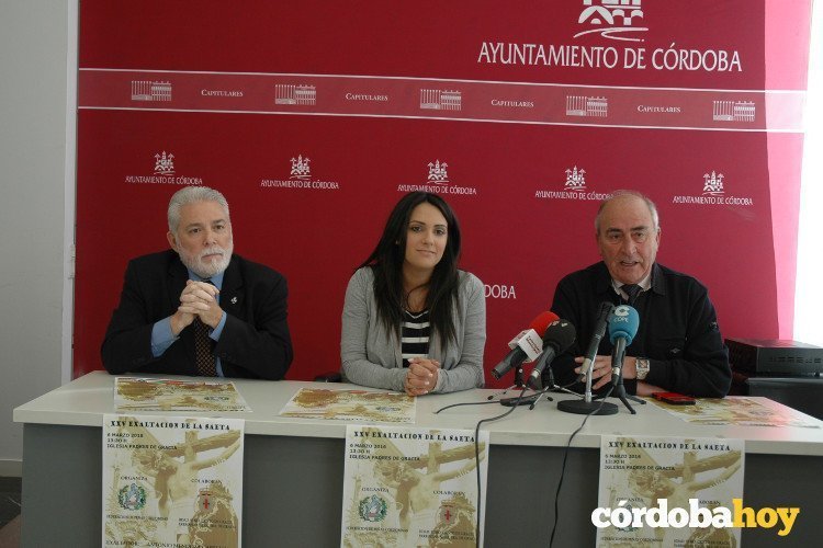 El presidente de la Federación de Peñas, Alfonso Morales, la concejala de Promoción de la Ciudad, Carmen González y Antonio Mendoza