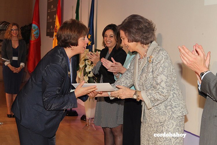 Su Majestad la Reina Doña Sofía entrega el diploma al representante de los profesionales de servicios generales del Hospital, Trinidad Rivera