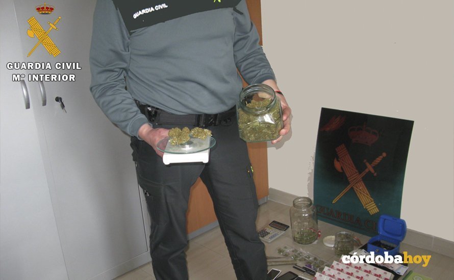 Agente de la Guardia Civil con un alijo de droga