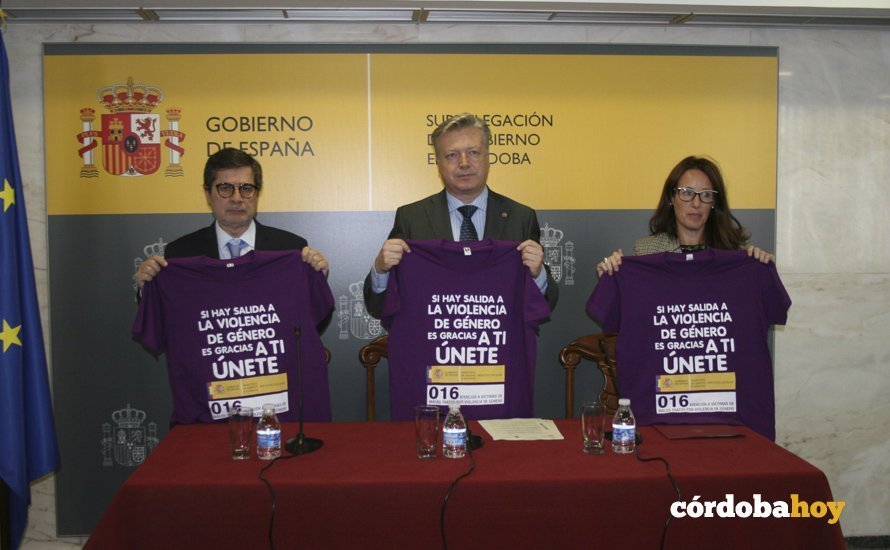 El presidente del Córdoba CF, Carlos González, y el subdelegado del Gobierno, Juan José Primo Jurado, con las camisetas que lucirán los jugadores contra la violencia machista