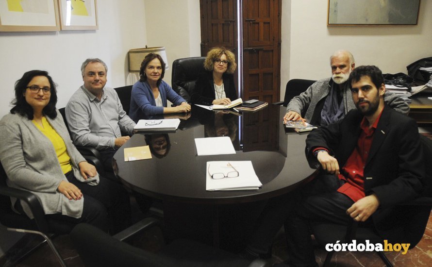 Reunión del jurado literario con la delegada de Cultura de Diputación, Marisa Ruz, a la cabeza