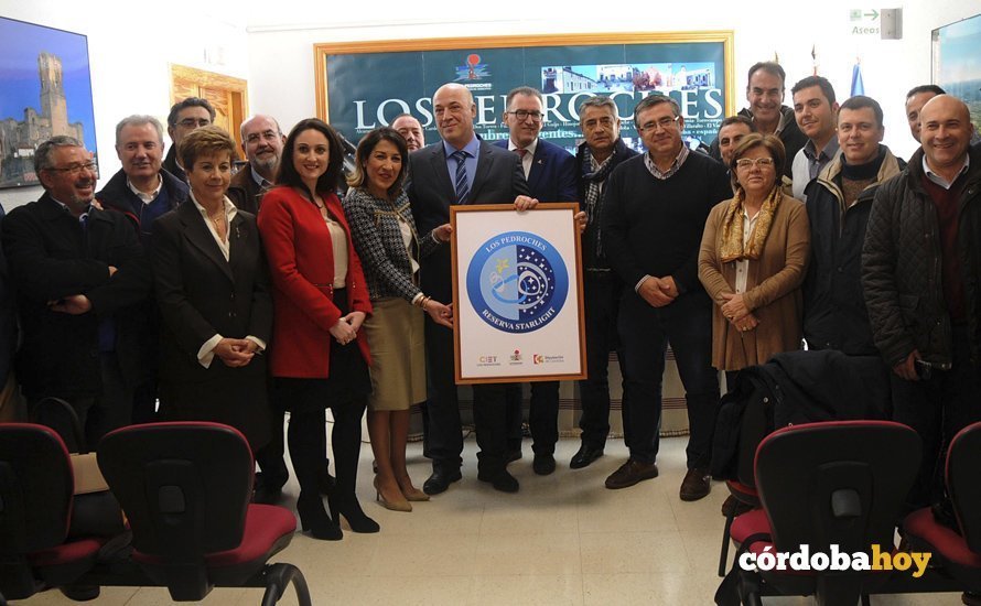 Antonio Ruiz, presidente de Diputación, con la certificación de reserva Starlight de los Pedroches