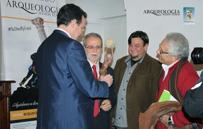 Presentación de los Premios Sísifo con la estatua creada por José Manuel Belmonte