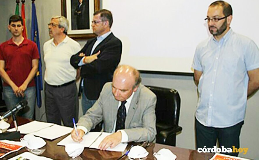 Luis Martín firmando sobre Cosmos
