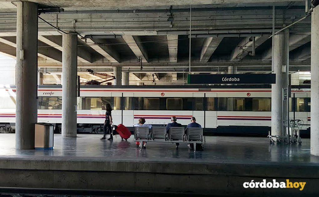 Un tren de Cercanías en la estación de Córdoba