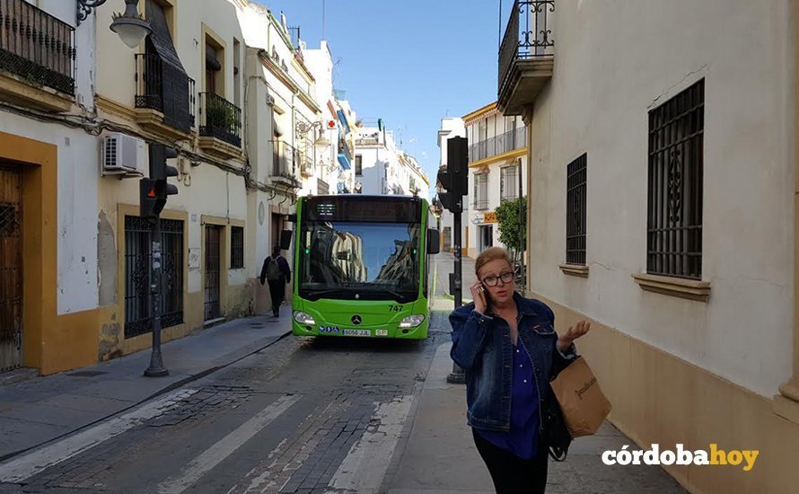 Autobús de Aucorsa por la calle Alfaros