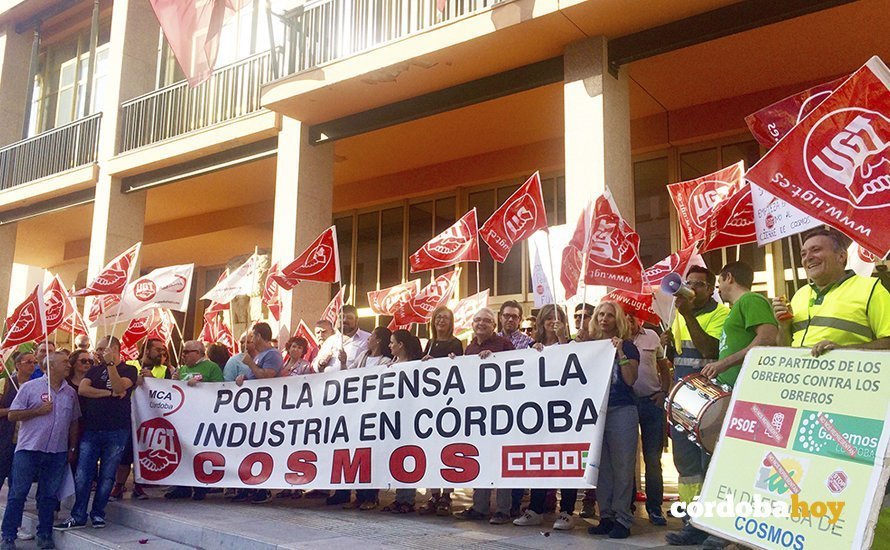 Trabajadores de UGT en Cosmos protestan ante el Ayuntamiento 1