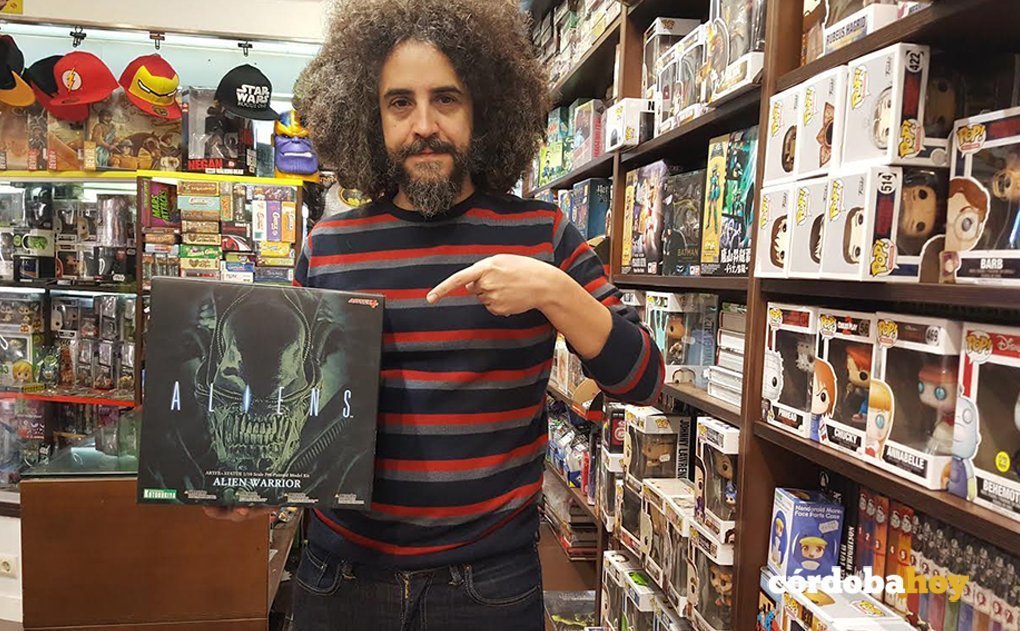 Gabriel Soriano con Alien en Crash Comics
