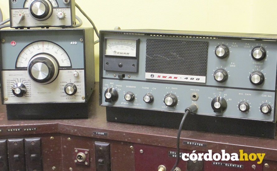 Equipo de radio antiguo
