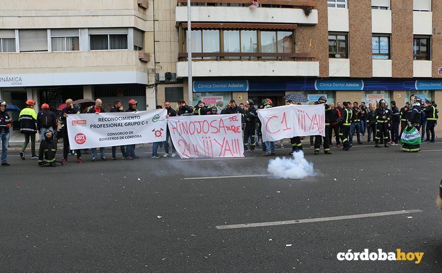 Protesta de bomberos del Consorcio Provincial ante la Diputación
