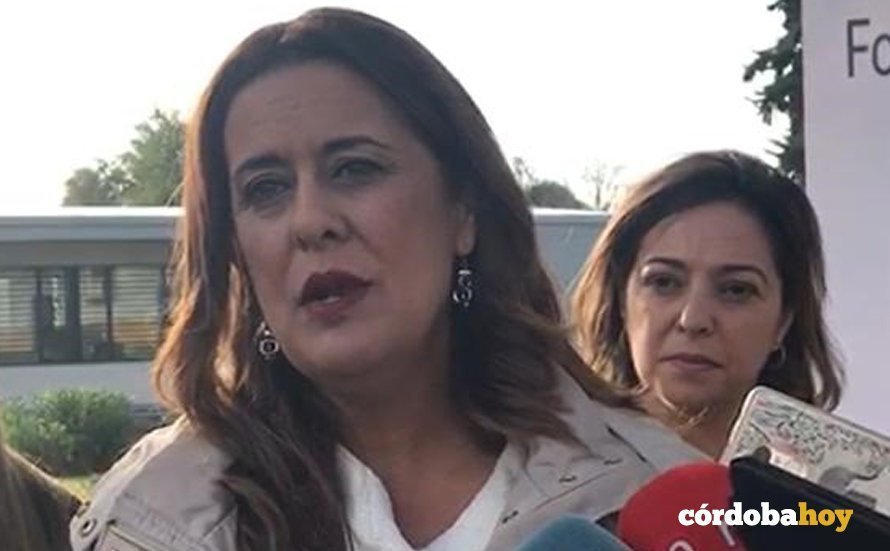 La consejera de Justicia, Sonia Gaya, con la alcaldesa de Córdoba, Isabel Ambrosio