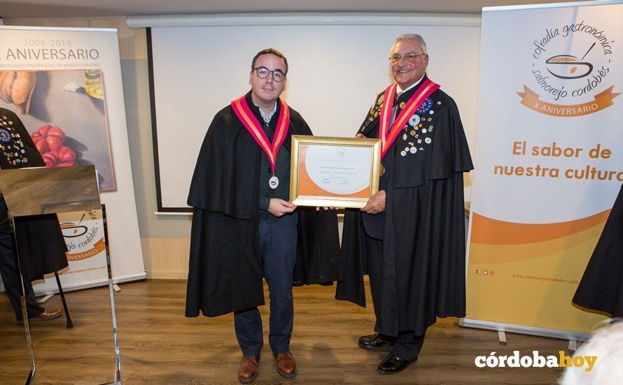 Paco MOrales, investido cofrade e honor por la Cofradía Gastronómica del almorejo Cordobés