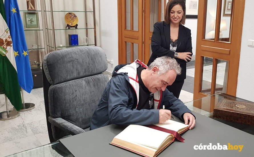 Ferran Adrià firma en el Libro de Honor de la ciudad