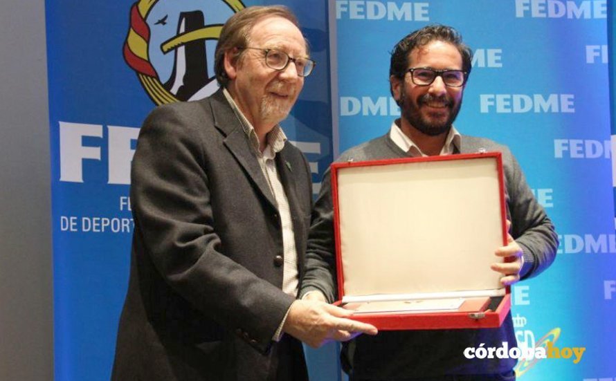 Entrega del galardón a David Moscoso por la Ley de Senderos de Podemos Andalucía