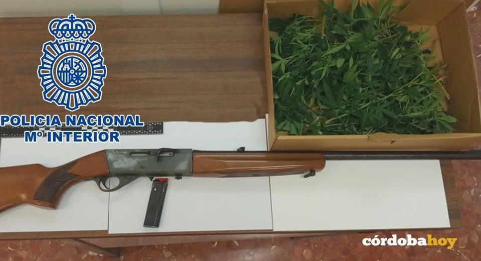 Arma de fuego y marihuana incautada por la Policía Nacional