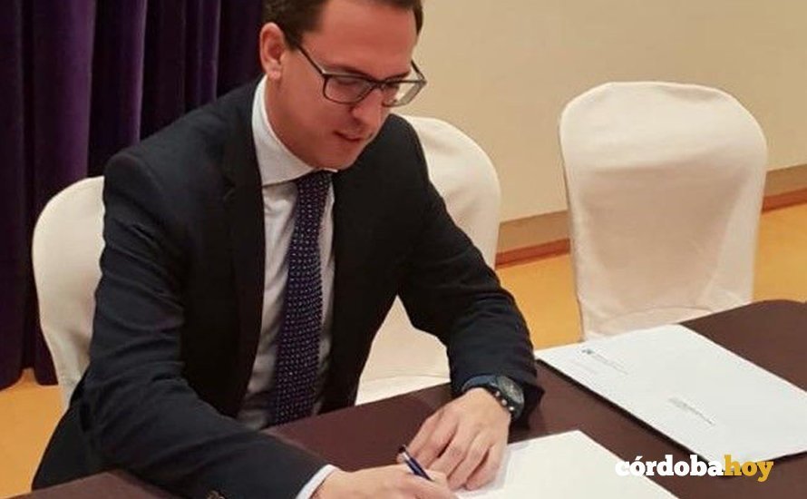 El alcalde de Pozoblanco, Santiago Cabello, firma el protocolo de ayuda a domicilio