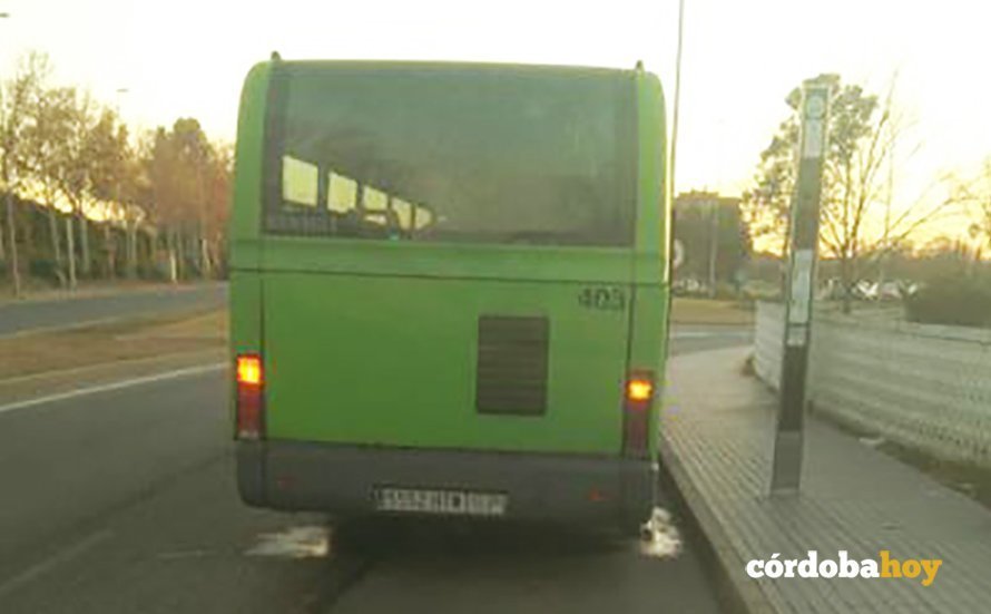 Autobús de Aucorsa averiado esta misma tarde en la entrada al Reina Sofía