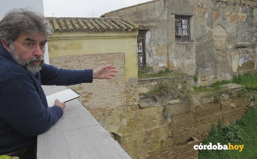 Luis Celorio muestra desde la terraza de su vivienda el solar tras el Arco del Portillo
