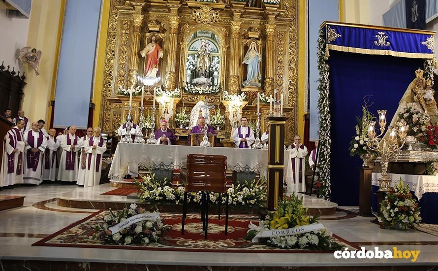 El obispo de Córdoba oficiando una misa
