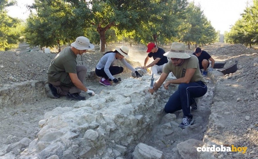Investigadores y arqueólogos en el yacimiento de Torreparedones