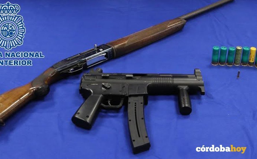Las dos armas y la munición incautada por la Policía Nacional