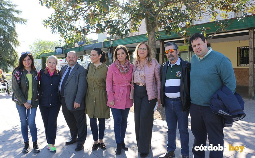 Isabel Ambrosio y miembros del PSOE en la barria de Parque Figueroa
