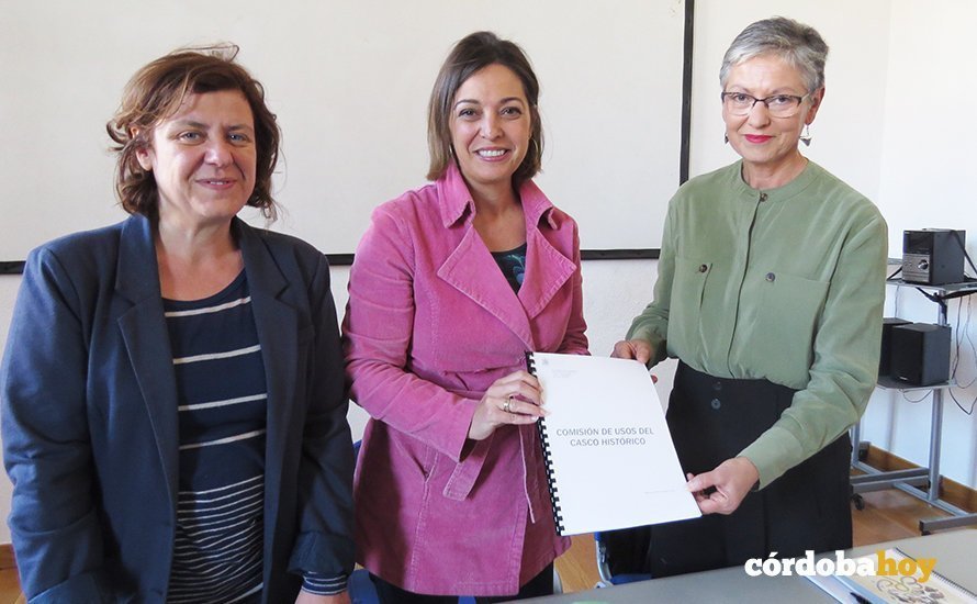 Alba Doblas, Isabel Ambrosio y Juena Pérez, en la presentación de las conclusiones sobre la Comisión de Usos del Casco Histórico