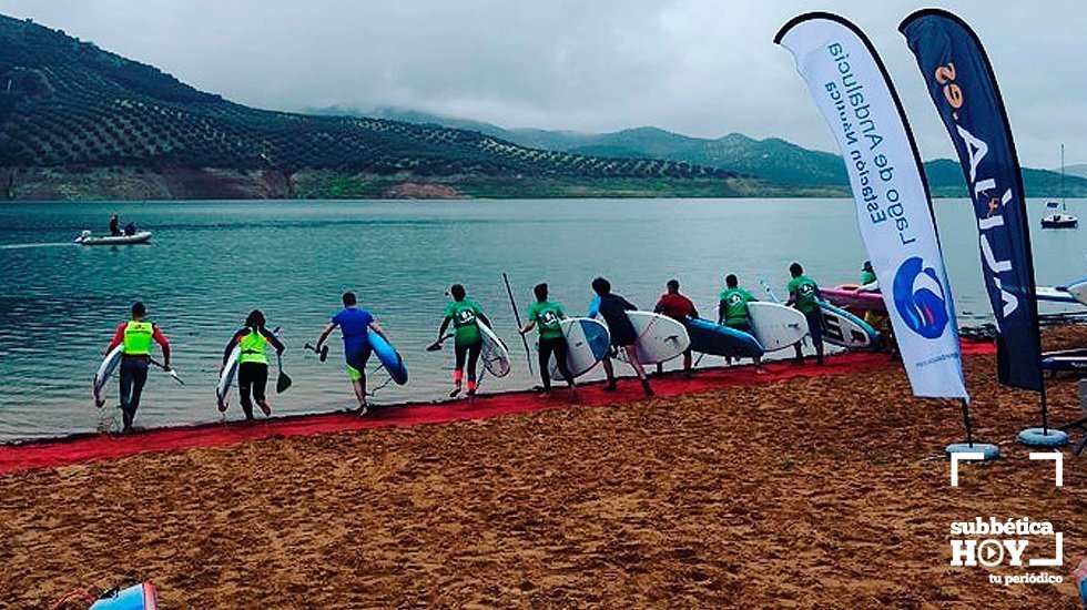 Windsurfistas en la playa de Iznájar