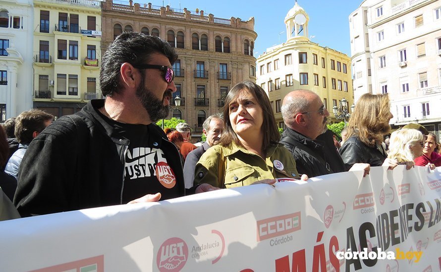 Vicente palomares (UGT) y Marina Borrego (CCOO) en la concentración de los sindicatos
