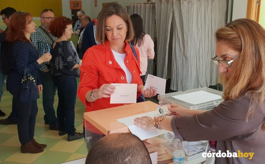 La alcaldesa, Isabel Ambrosio, ejerciendo su derecho a voto