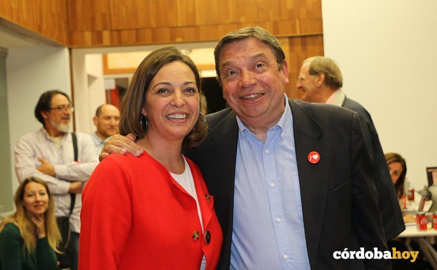 Isabel Ambrosio y Luis Planas en la sede del PSOE