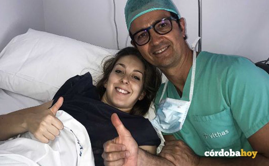 Andrea Sibaja al salir de quirófano junto con el doctor Villamor de la clínica Iqtrapsd