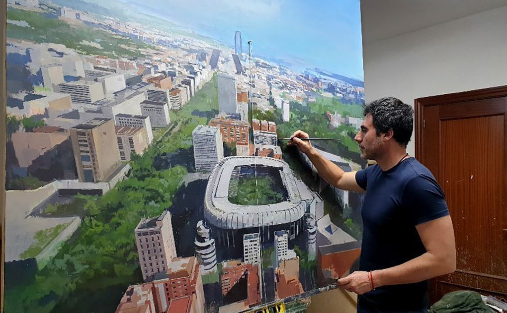 El pintor Manuel Castillero con una de sis obras de gran tamaño