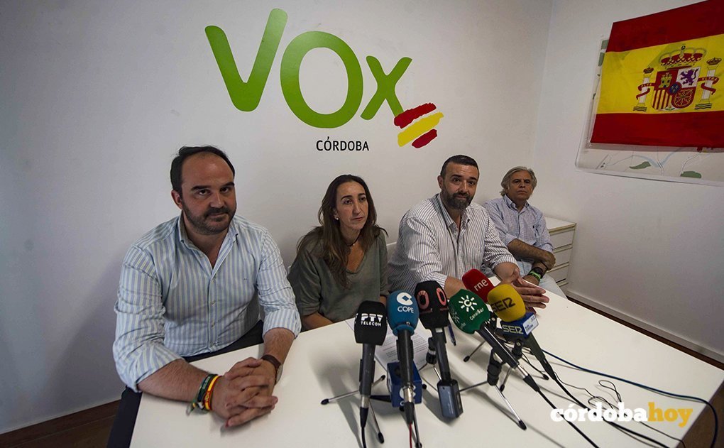 Rueda de prensa de Paula Badanelli y Rafael Saco en la sede de Vox Córdoba