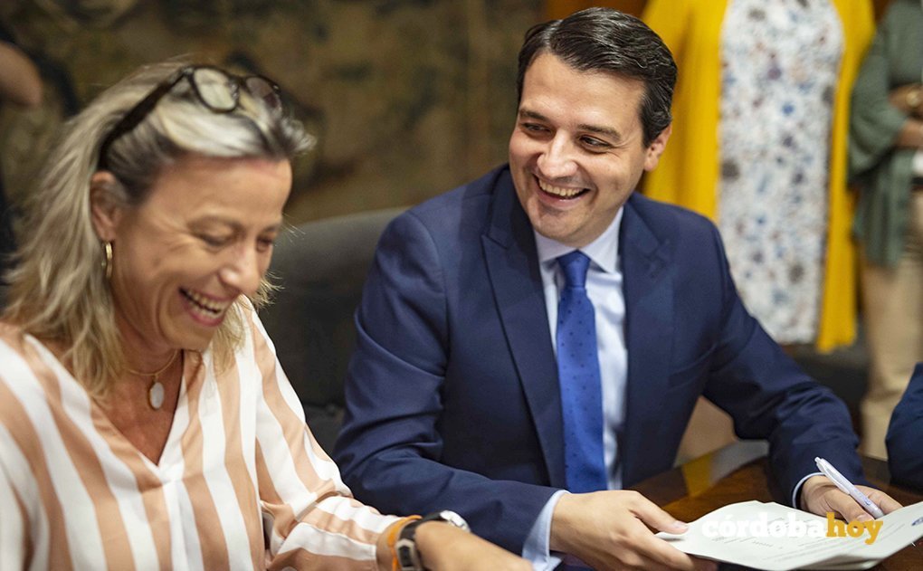Firma del acuerdo programático entre Isabel Albás y José María Bellido