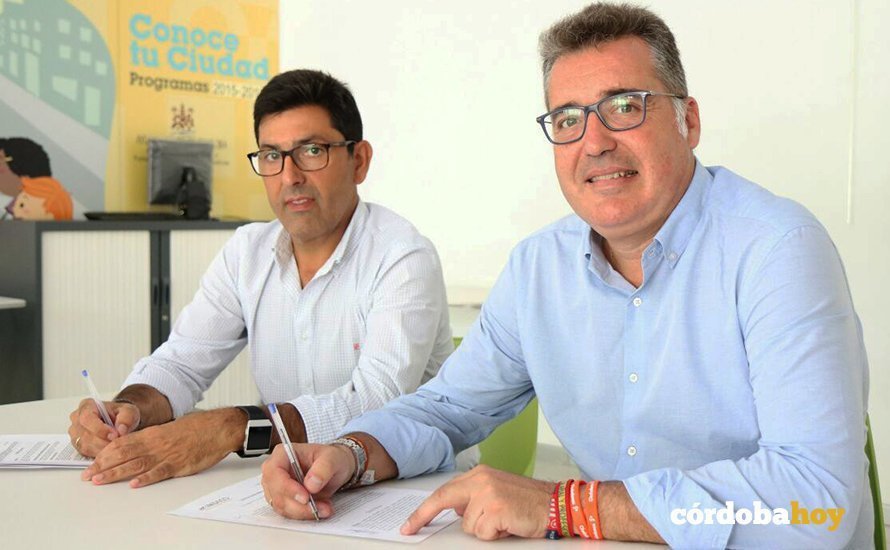 Firma para la instalacion de césped artificial en el campo de fútbol de la calle Marbella