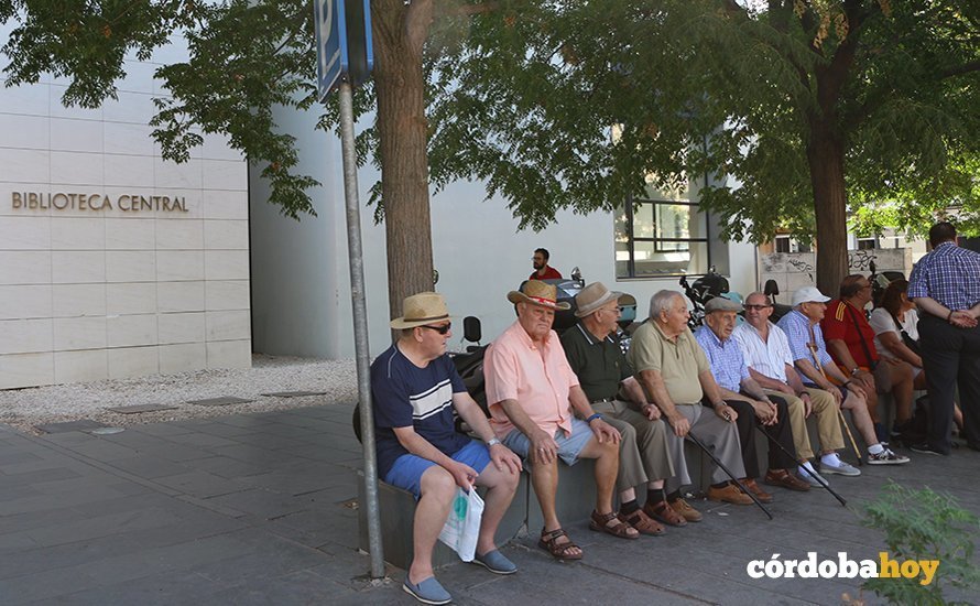 Ancianos ante la Biblioteca Central de Levante