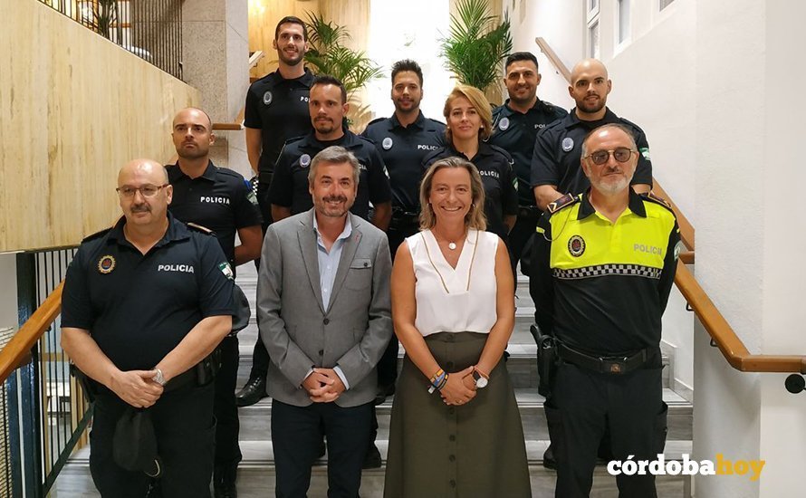Los siete nuevos policías locales de Córdoba con Miguel Ángel Torrico e Isabel Albás