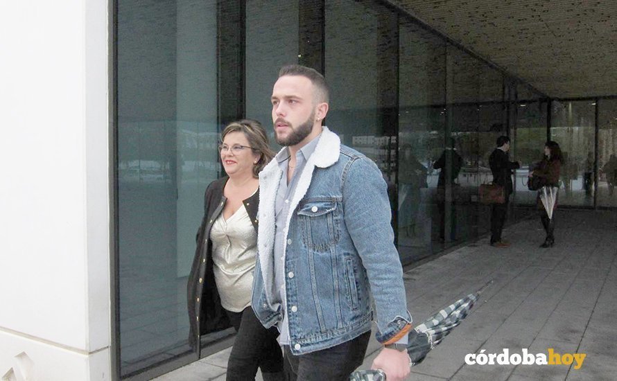 Ángeles Muñoz, a su hijo Cristian Menacho, a la salida de la Ciudad de la Justicia de Córdoba