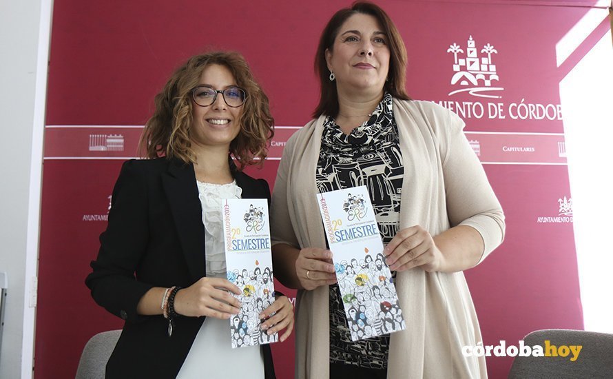 Mariola Serrano y Eva Contador, en la presentación del rograma de la Escuela de Participación Ciudadana