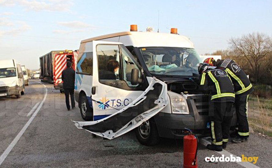 Una ambulancia accidentada en la carretera