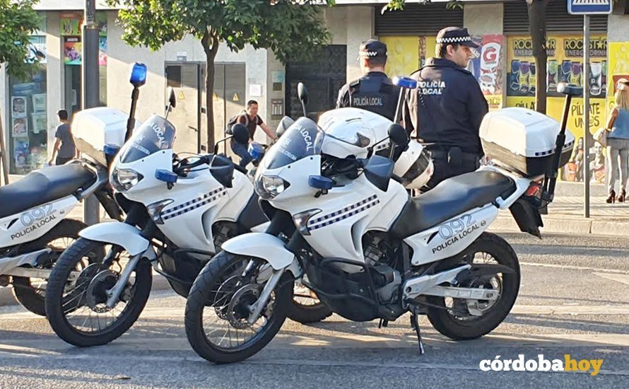 Policía Local motorizada en las inmediaciones del colegio Colón