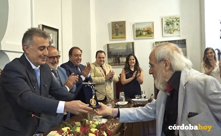 El alcalde entrega la Medalla de Oro a Ginés Liébana
