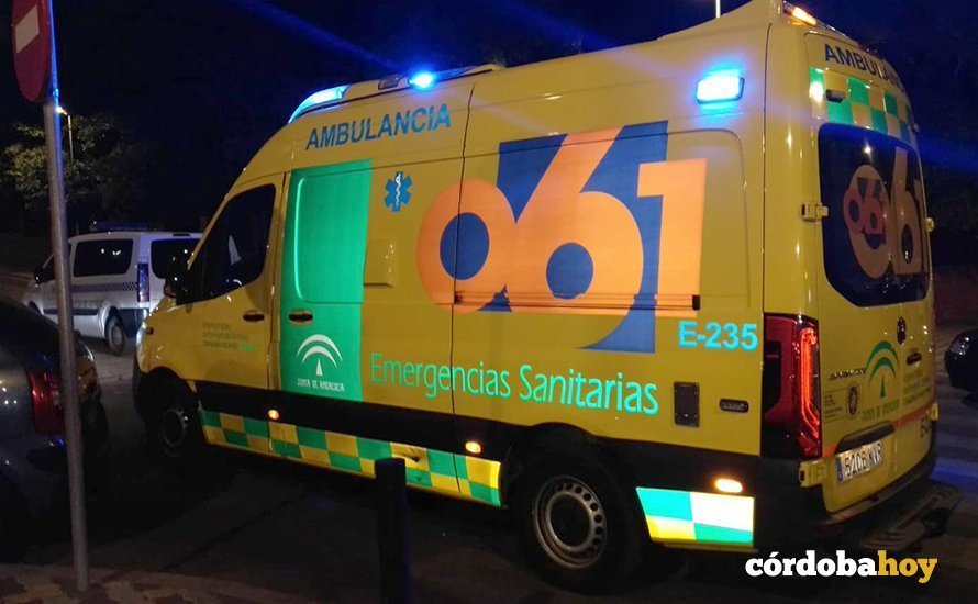 Ambulancia del 061 actuando por la noche
