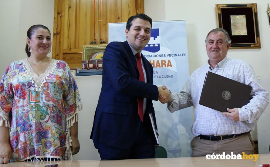 Firma del convenio entre el Ayuntamiento y Al-Zahara