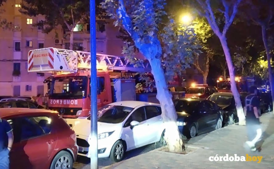 Los bomberos a su llegada a la calle Jaén Foto Twitter de los bomberos de Córdoba